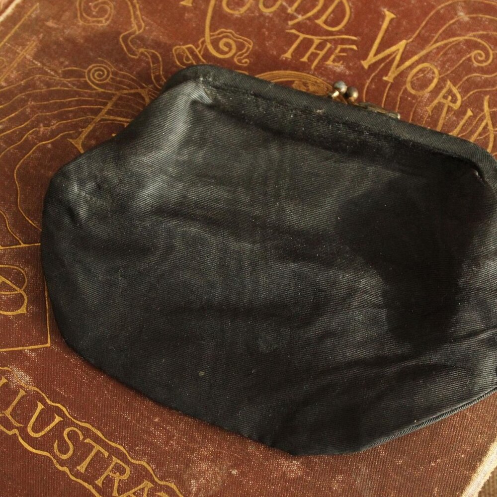Vintage 1940s Coin Purse, Black Moire Taffeta Clutch Or Makeup Bag, Kiss Clasp - Picture 4 of 13